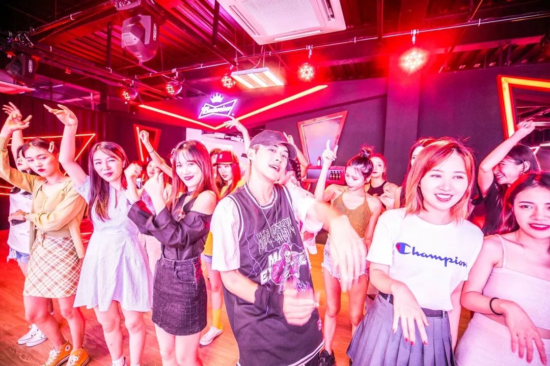 報(bào)告:我想去百威中國那個(gè)啤酒展覽館打卡品美酒佳肴|國潮范這么閃 - 第20張 - 會(huì)展活動(dòng)策劃CCASY.COM 報(bào)告:我想去百威中國那個(gè)啤酒展覽館打卡品美酒佳肴|國潮范這么閃 - 第20張