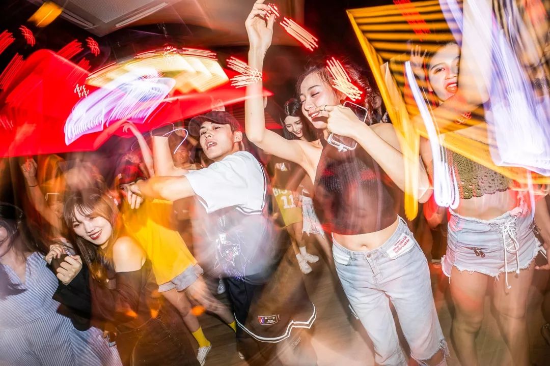 報(bào)告:我想去百威中國那個(gè)啤酒展覽館打卡品美酒佳肴|國潮范這么閃 - 第21張 - 會(huì)展活動(dòng)策劃CCASY.COM 報(bào)告:我想去百威中國那個(gè)啤酒展覽館打卡品美酒佳肴|國潮范這么閃 - 第21張