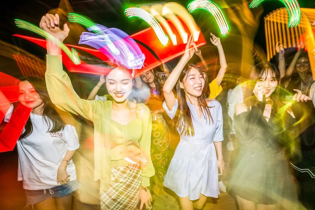 報(bào)告:我想去百威中國那個(gè)啤酒展覽館打卡品美酒佳肴|國潮范這么閃 - 第23張 - 會(huì)展活動(dòng)策劃CCASY.COM 報(bào)告:我想去百威中國那個(gè)啤酒展覽館打卡品美酒佳肴|國潮范這么閃 - 第23張