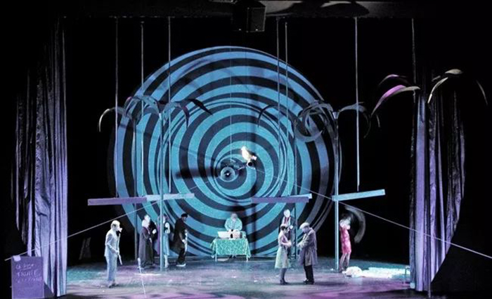 演繹不同版本的《波西米亞人》舞臺(tái)劇表演，一次嗨個(gè)夠