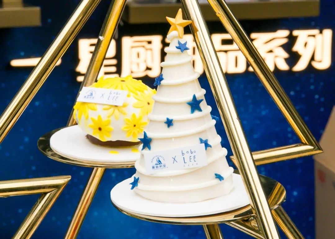 快閃活動(dòng)策劃打造成一棵星空甜品的圣誕樹(shù)，簡(jiǎn)直就是甜蜜暴擊嘛