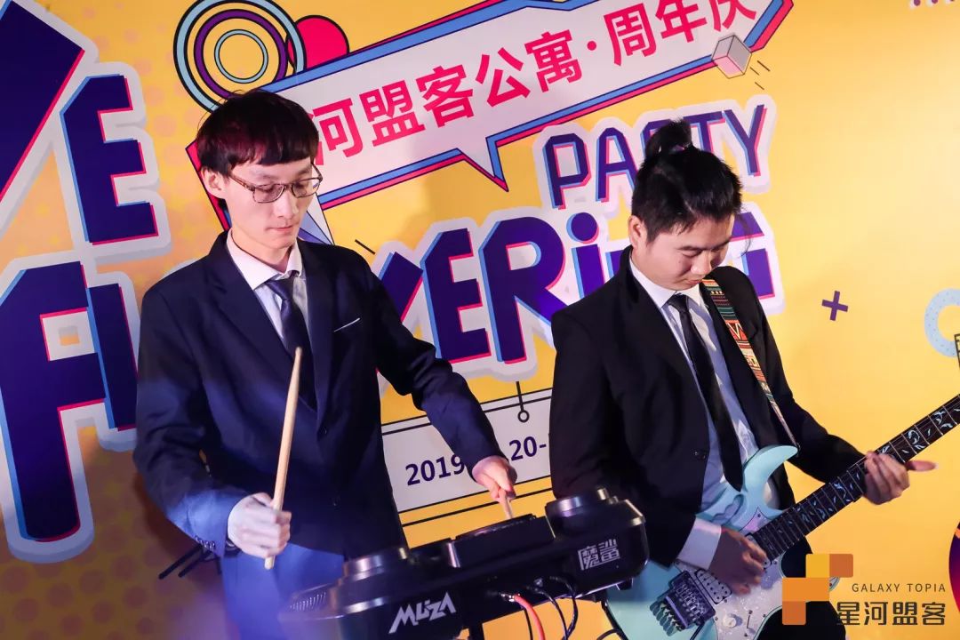 燈光閃爍一秒，瞬間進(jìn)入周年慶典活動(dòng)，面具策劃形式很朋克