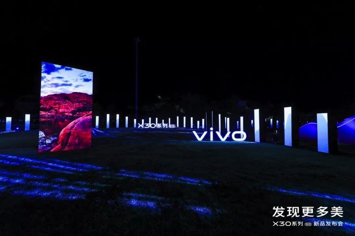 融合山水的開放式發(fā)布會(huì)活動(dòng)，策劃的水池X型舞臺(tái)藝術(shù)范兒十足