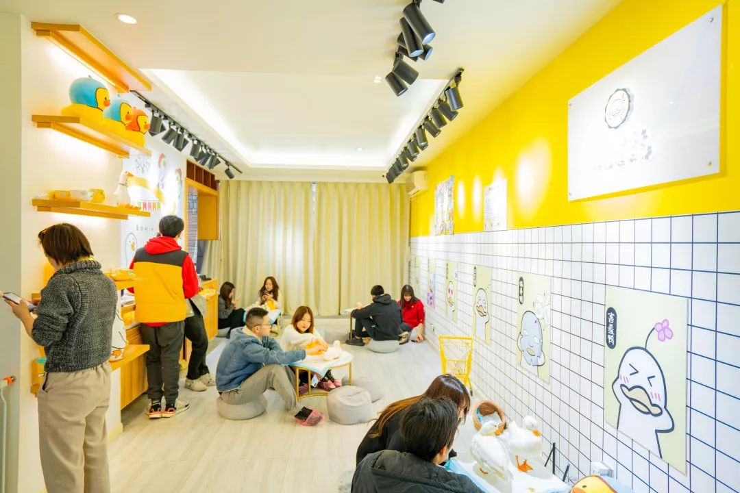 鴨鴨主題快閃店活動萌翻了，2020擼鴉不擼貓，沖鴨