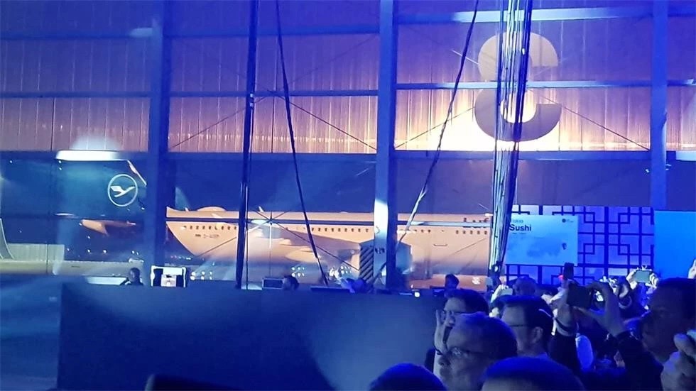 航空公司發(fā)布會(huì)策劃了一個(gè)將客人、手機(jī)和屏幕連接在一起的藝術(shù)裝置