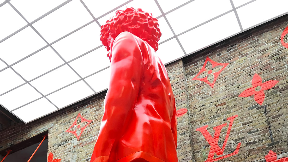 在沉浸式和概念性的橙色背景下，Louis Vuitton芝加哥快閃店帶來了城市的活力