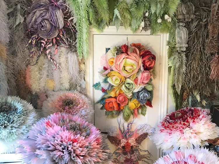 以顏色輕柔的紙層層堆疊并錦簇成花朵的展覽活動(dòng)，真的驚喜了雙眼