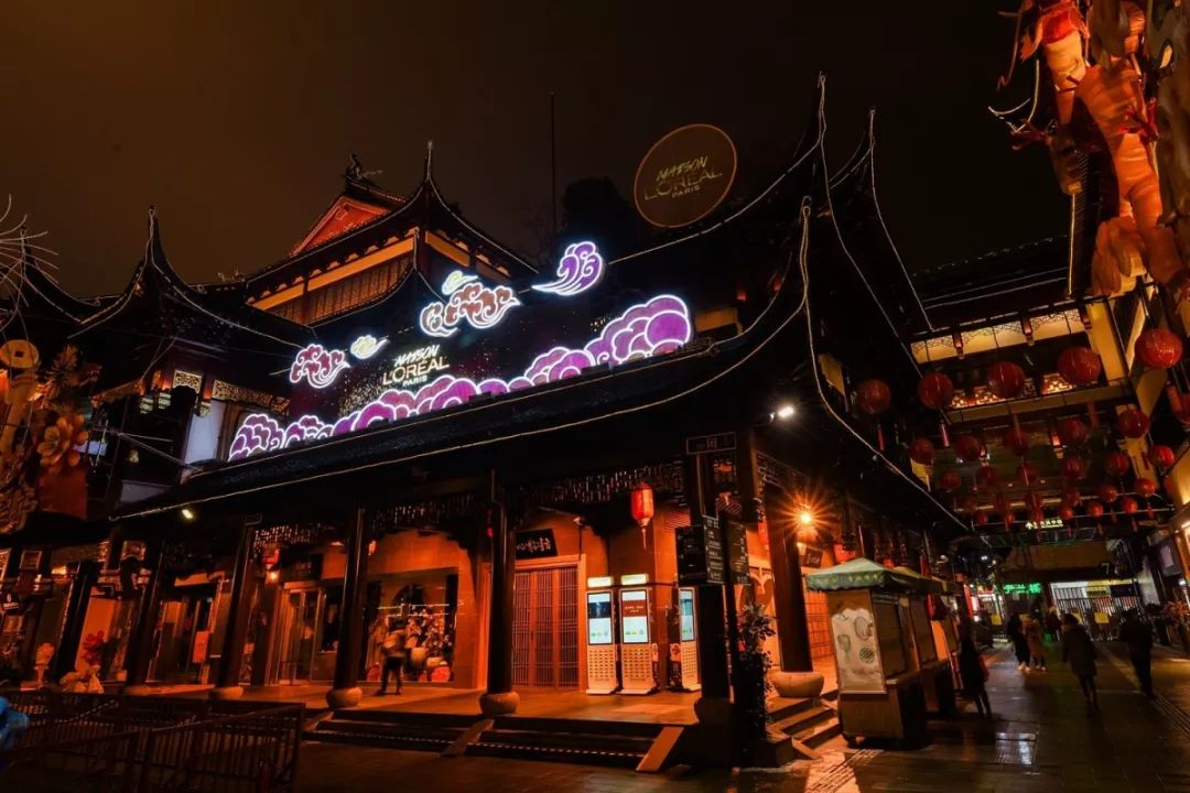 巴黎歐萊雅燈會快閃店活動詮釋著什么是傳統(tǒng)與科技融合、經(jīng)典與現(xiàn)代碰撞