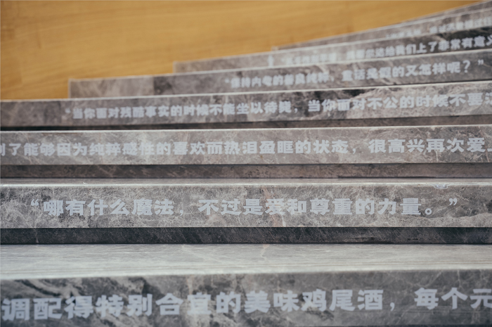 音樂劇的展覽活動(dòng)形式竟然以一本書開篇，這是一部萬人迷的音樂劇吧