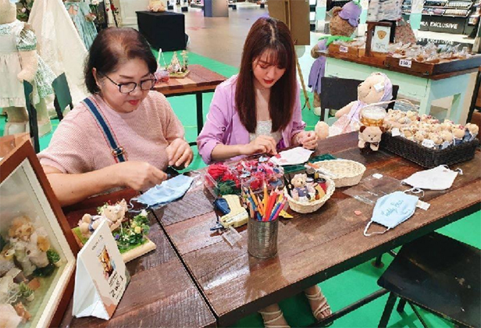 新馬泰商場美陳展覽活動(dòng)旨在點(diǎn)亮疫情下的壓抑 - 第18張 - 會(huì)展活動(dòng)策劃CCASY.COM 新馬泰商場美陳展覽活動(dòng)旨在點(diǎn)亮疫情下的壓抑 - 第18張