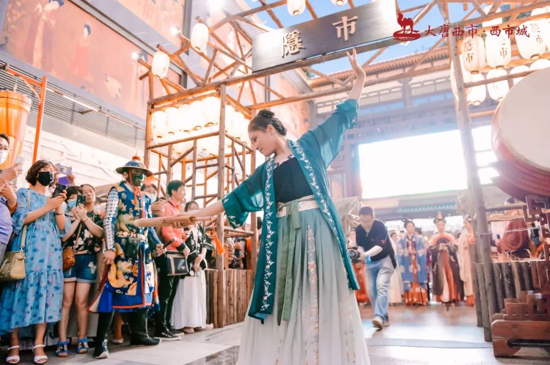 古代創(chuàng)意市集活動現(xiàn)場驚現(xiàn)百余位漢服同胞，策劃表演體驗(yàn)十足