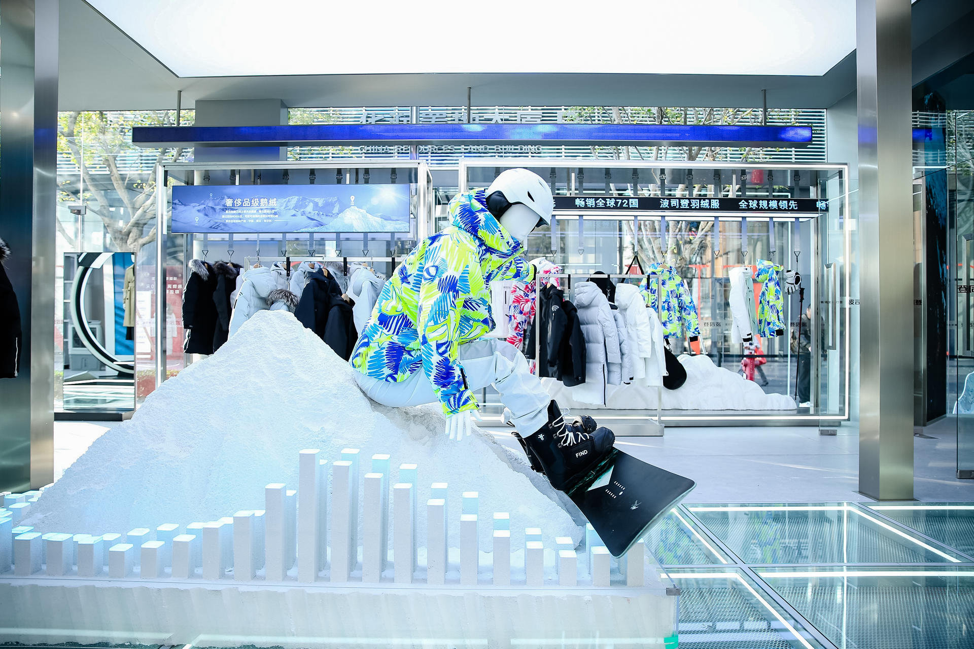 波司登快閃店活動策劃融合雪山、陽光等自然元素，帶來了“第一場雪”