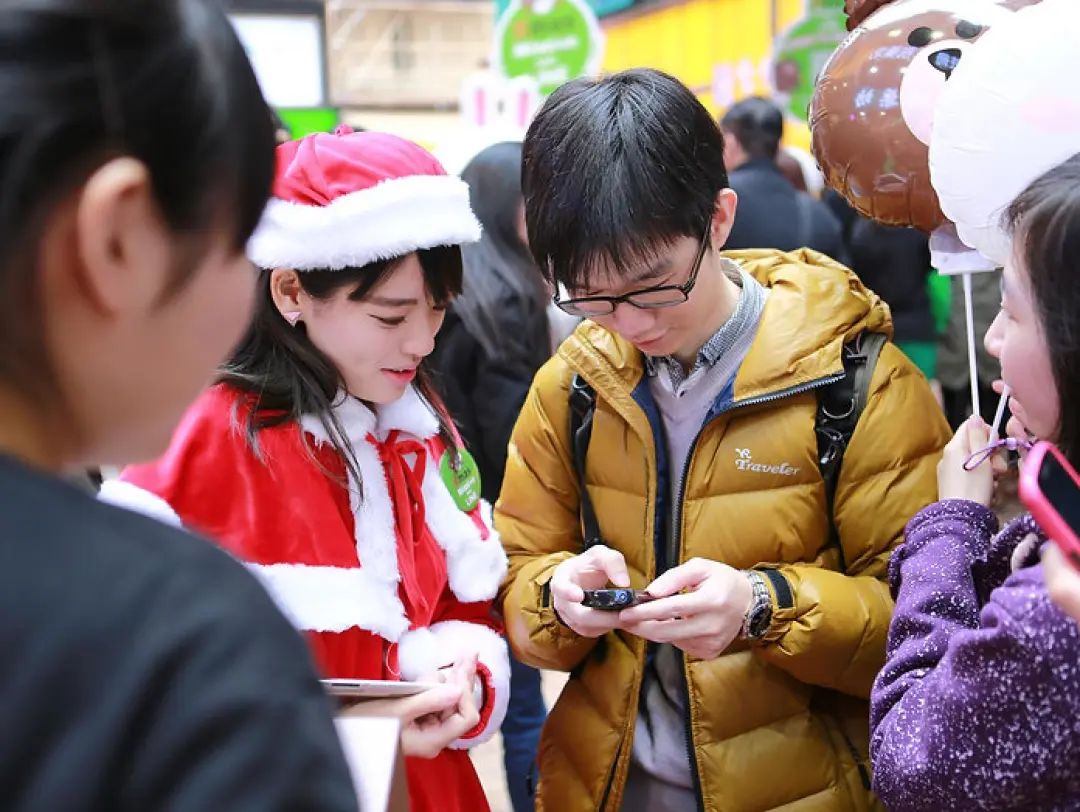 通訊軟件LINE這波圣誕營銷活動策劃創(chuàng)下了驚人的下載量 - 第13張 - 會展活動策劃CCASY.COM 通訊軟件LINE這波圣誕營銷活動策劃創(chuàng)下了驚人的下載量 - 第13張