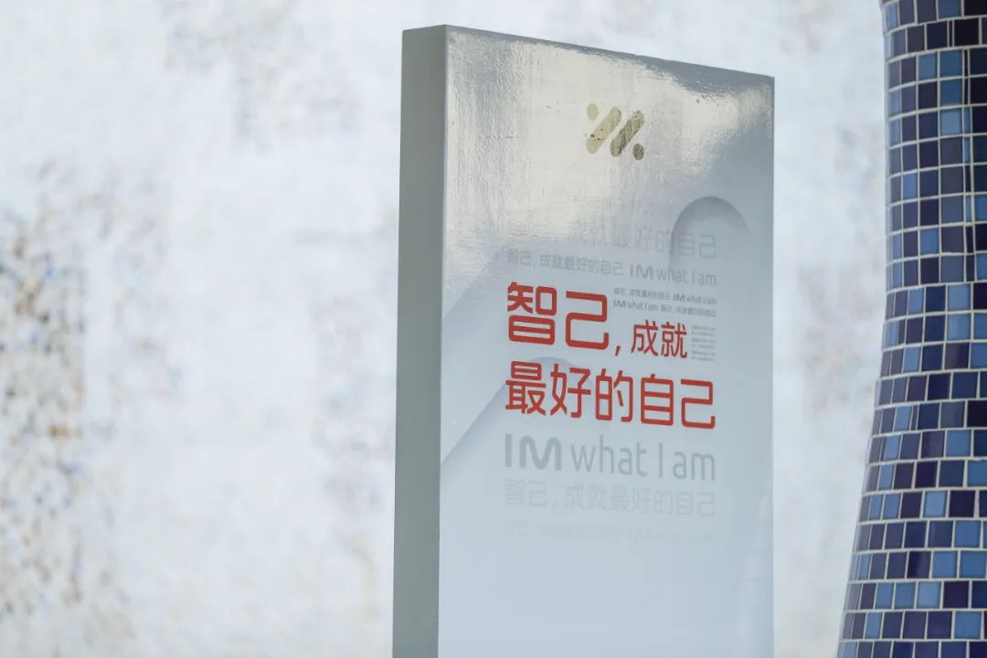 智己LS7上市發(fā)布會活動策劃使用了超大型戶外弧形大屏，視覺體驗杠杠