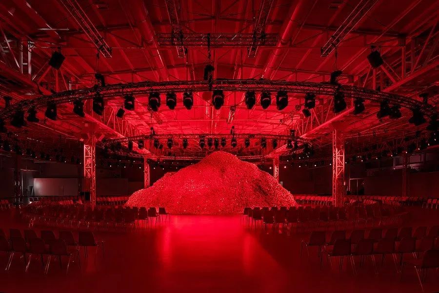 DIESEL2023秋冬大秀活動策劃了一座杜蕾斯山丘，刷屏了社交平臺
